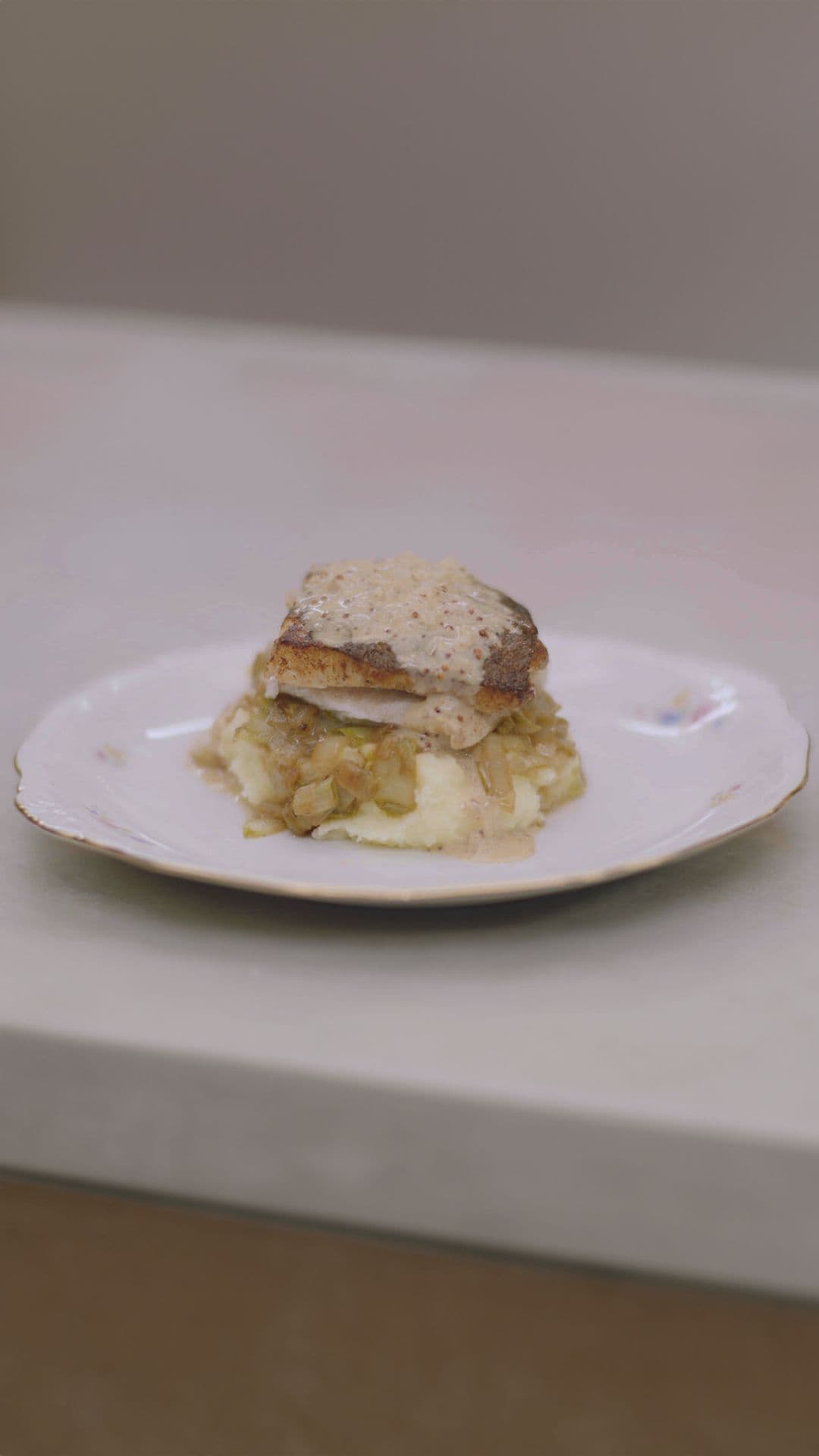 Grietmoten met witloof, puree en mosterd-roomsaus