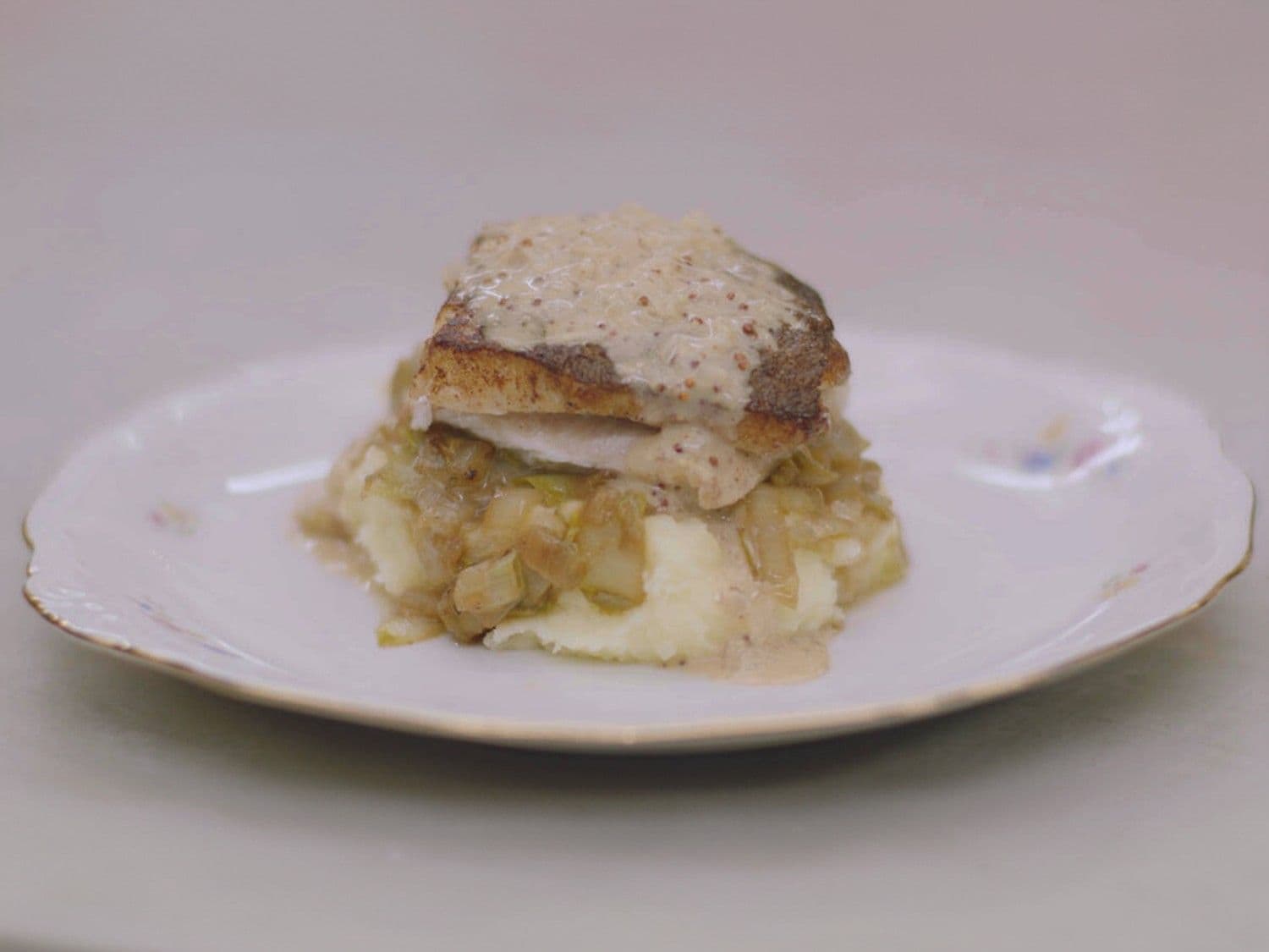 Grietmoten met witloof, puree en mosterd-roomsaus