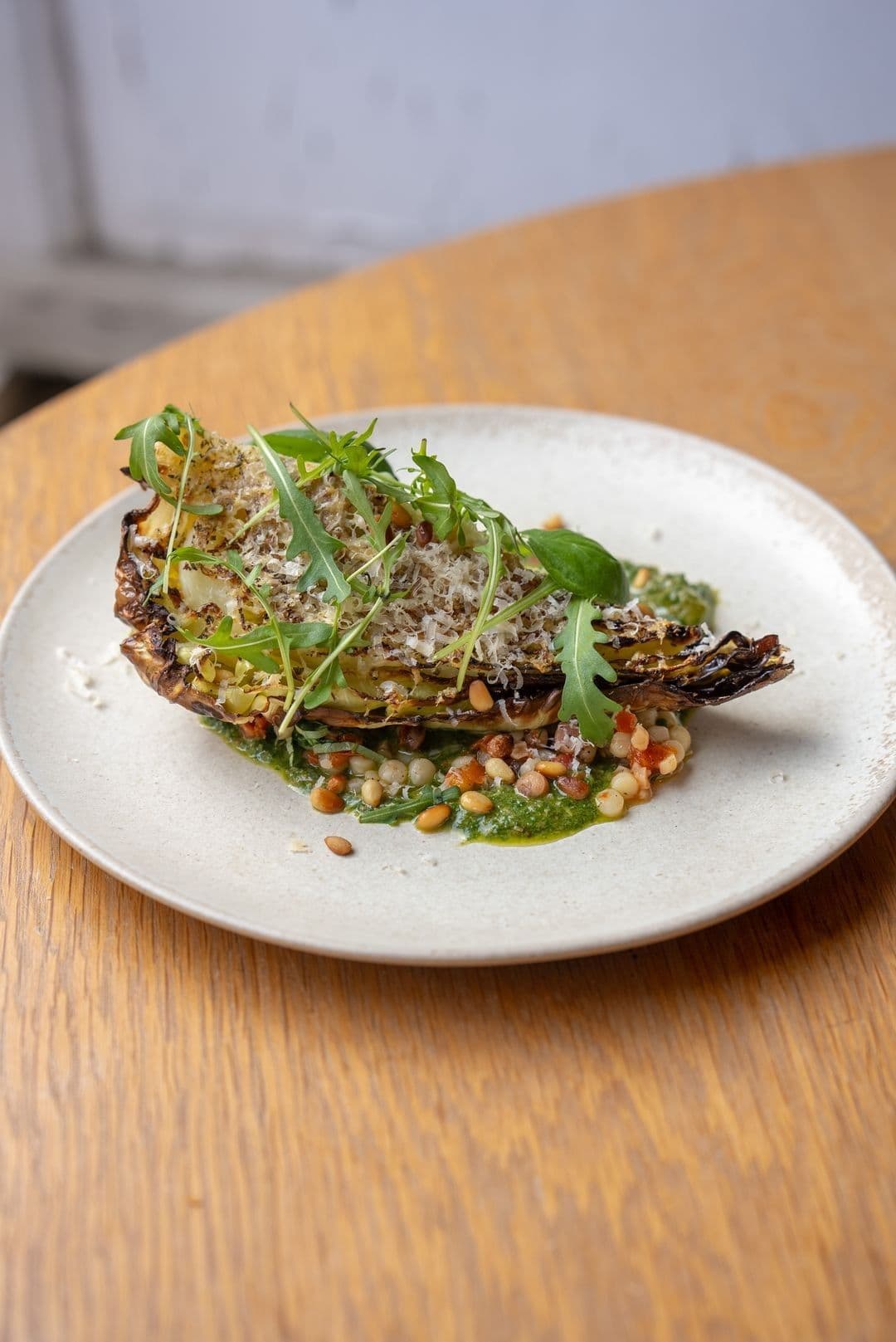 Geroosterde spitskool met parmezaan, fregola sarda en salsa verde