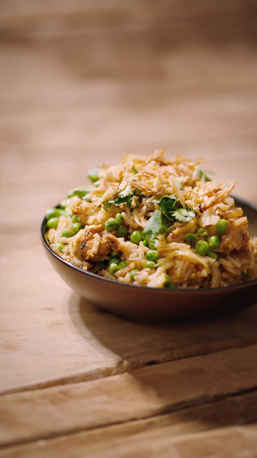 Een gelakt stukje varkensgebraad met nasi goreng