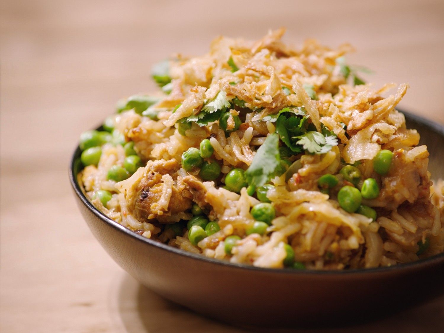 Een gelakt stukje varkensgebraad met nasi goreng