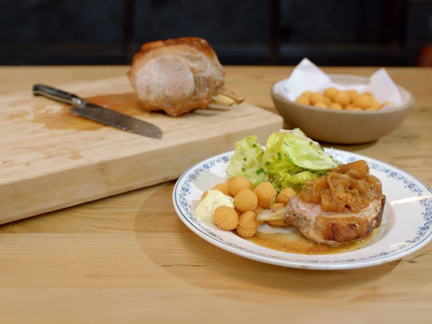 Varkenskroon met cider en appel, kropsla en aardappelnootjes