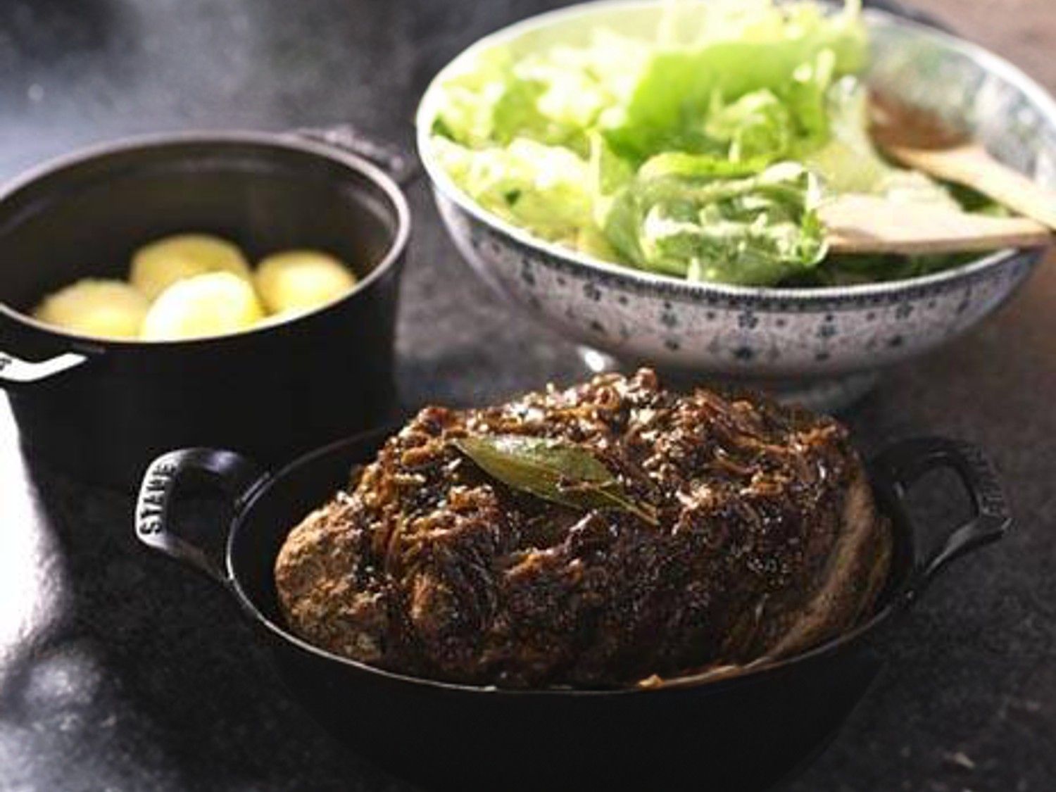 Gehaktbrood met uiensaus, kropsla en gekookte aardappelen