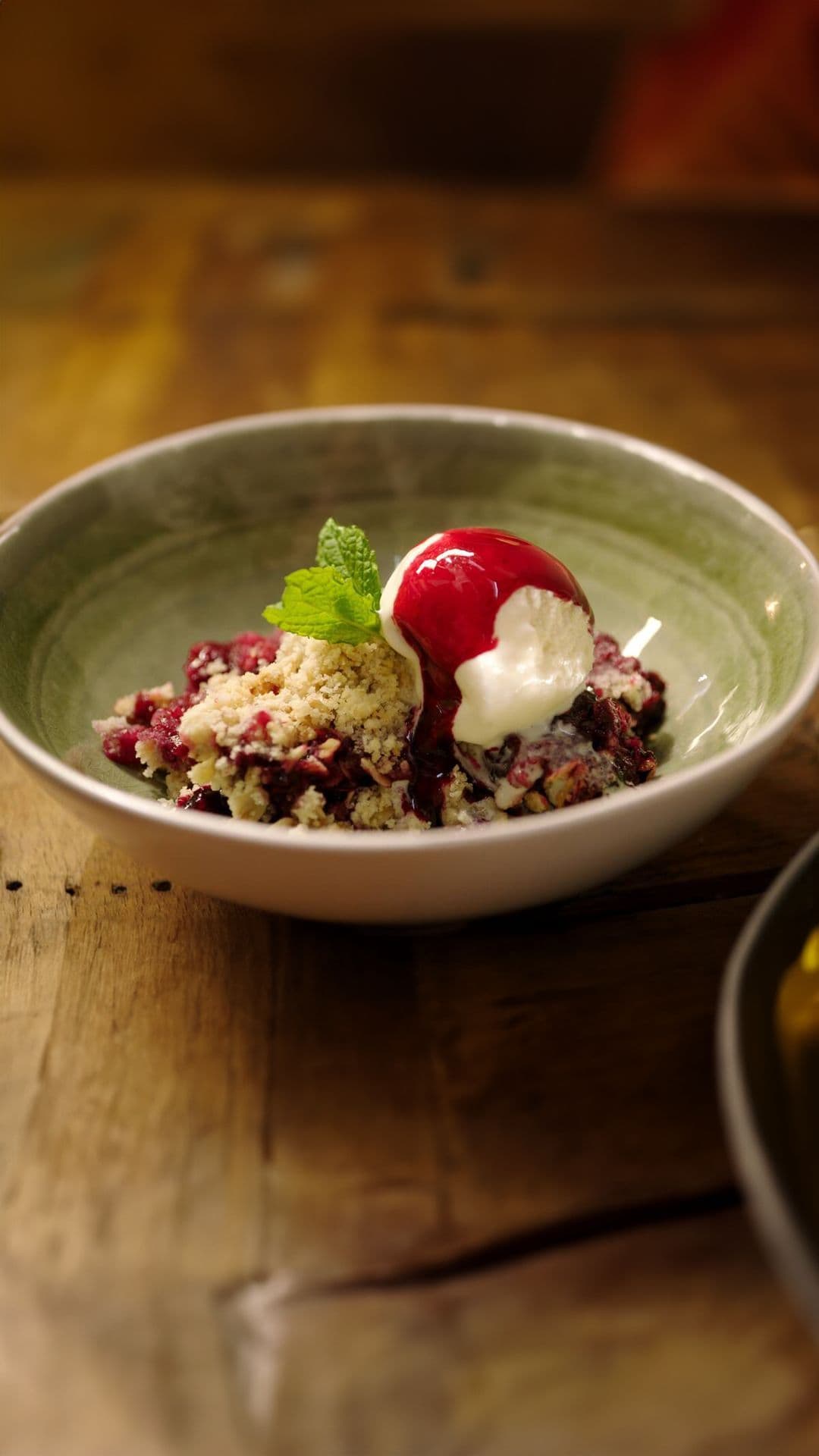 Crumble van rabarber en rood fruit met vanille-ijs