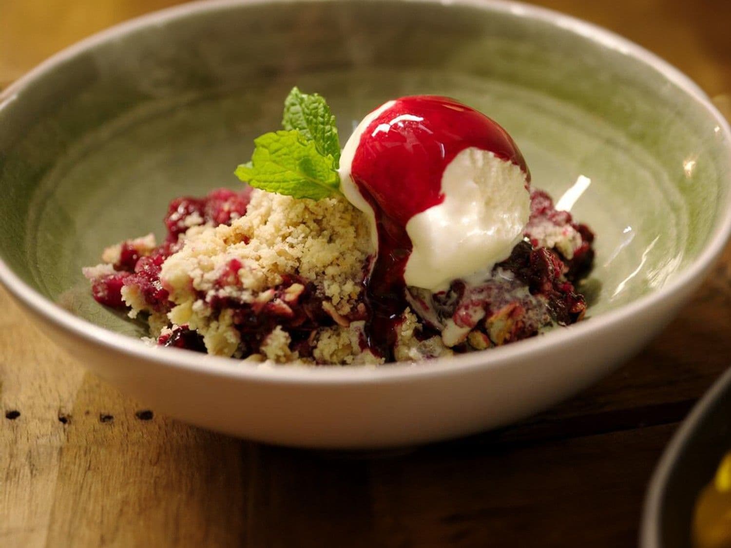 Crumble van rabarber en rood fruit met vanille-ijs