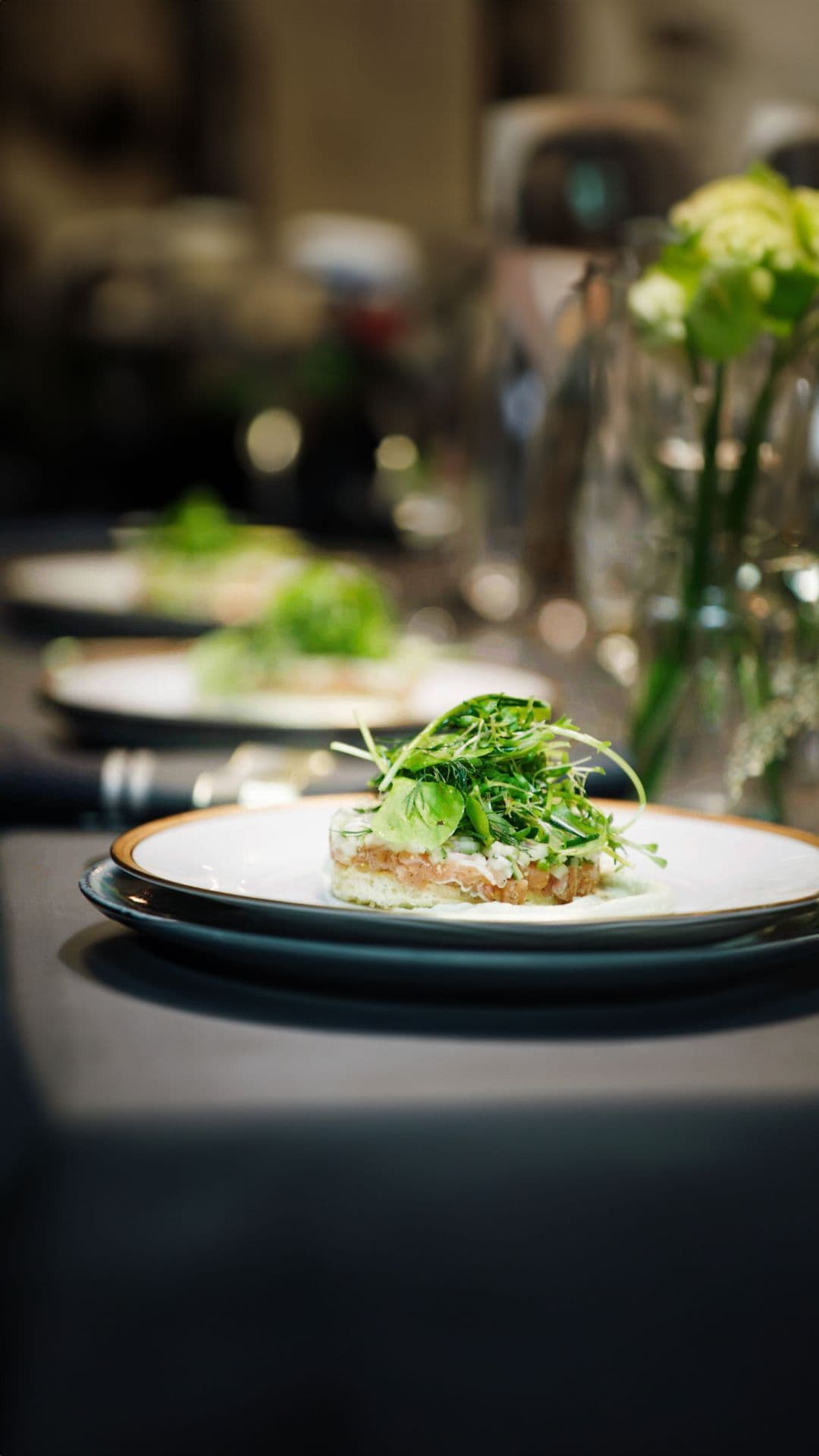 Tartaar van zalm met avocado, appel en komkommer