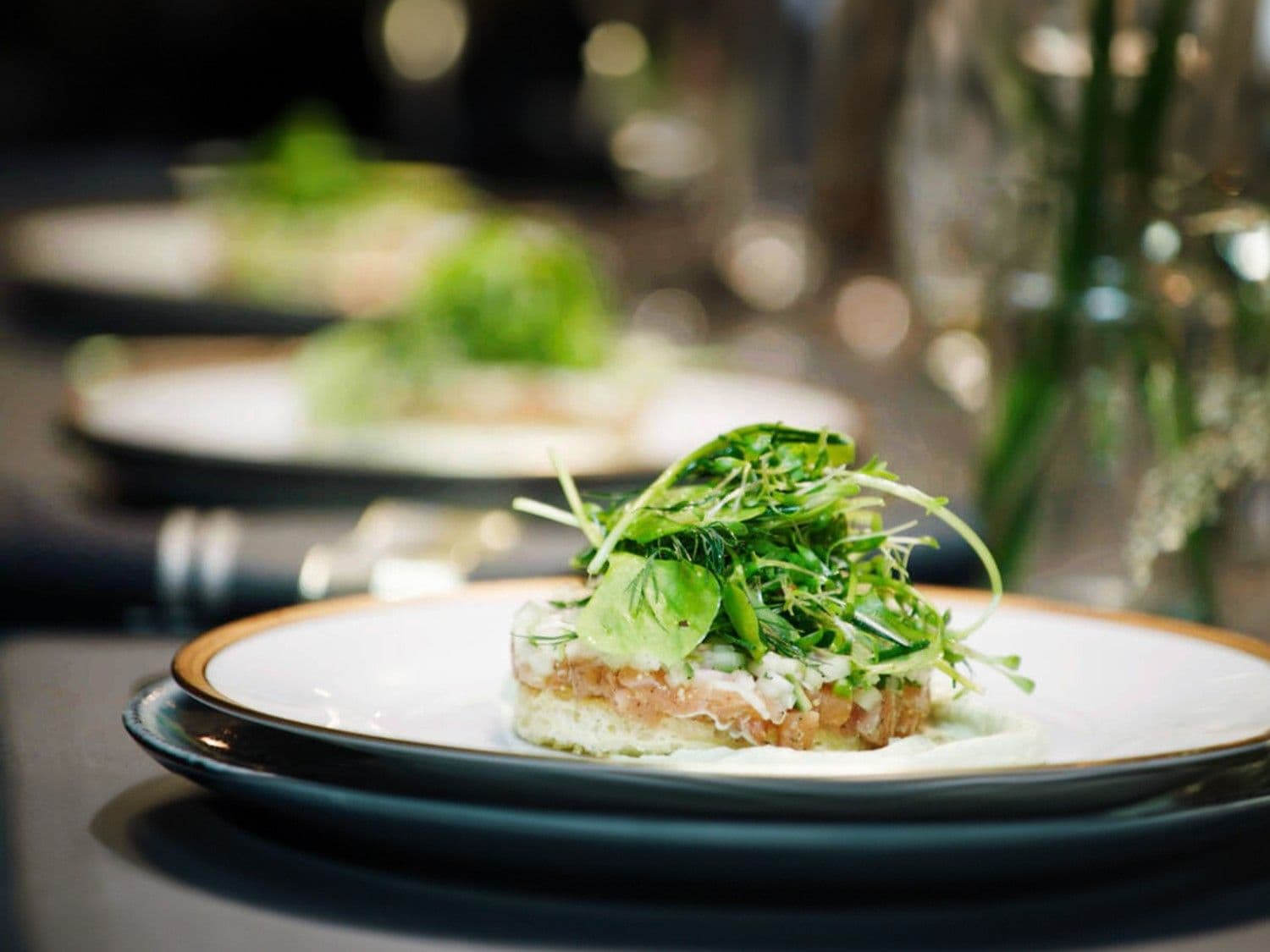 Tartaar van zalm met avocado, appel en komkommer