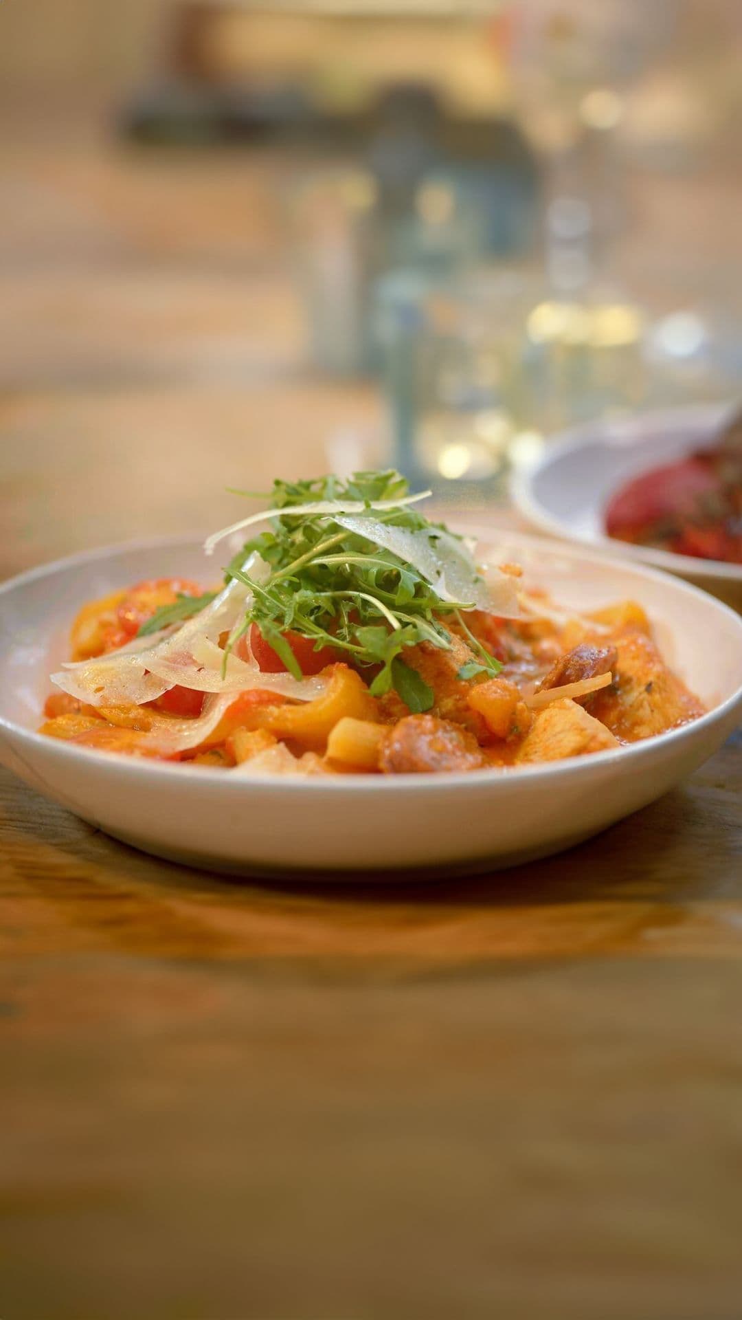 Penne met kip, chorizo, paprika en romescopesto