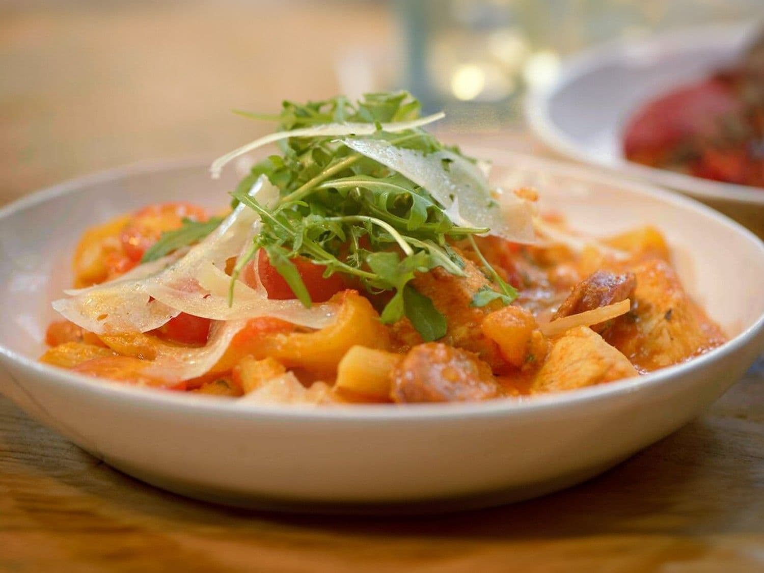Penne met kip, chorizo, paprika en romescopesto