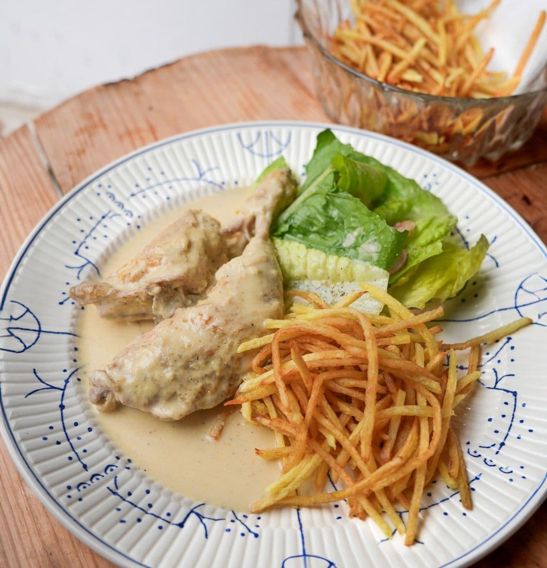 Georgische kip in looksaus, stro-aardappelen en Romeinse sla