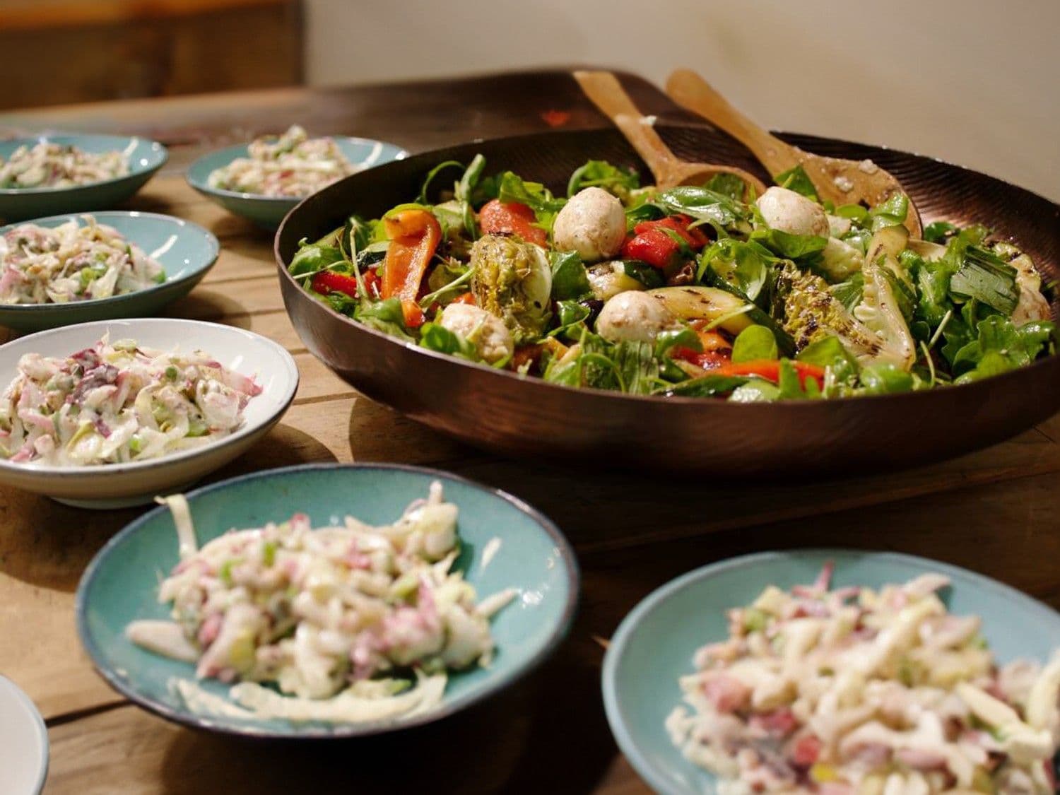 Bocconcini met gegrilde groenten en witloofsalade met yoghurtdressing