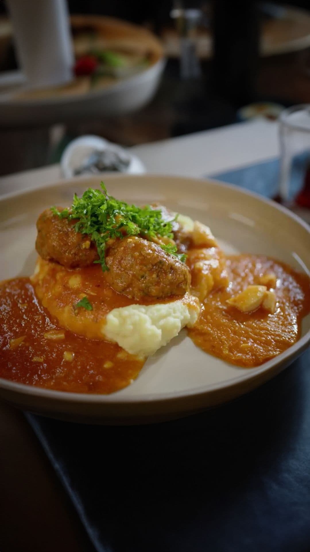 Gehaktballetjes in tomatensaus met ei en puree