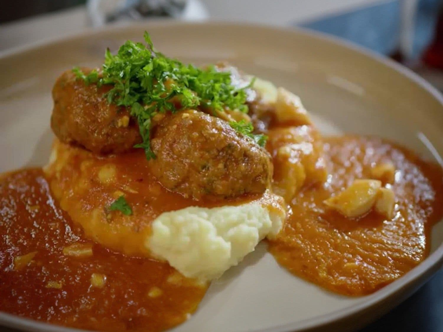 Gehaktballetjes in tomatensaus met ei en puree