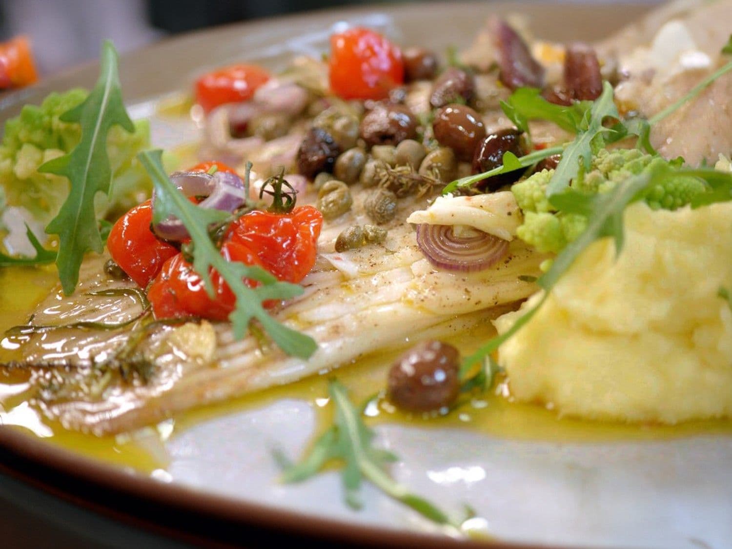 Rogvleugel met tomaatjes, romanesco en parmezaanpuree