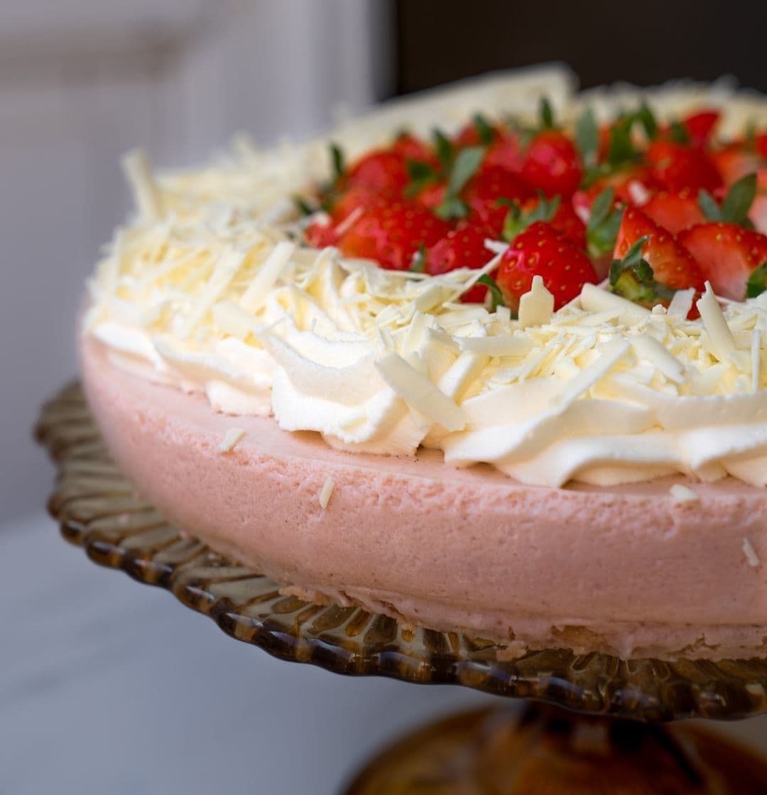 Bavarois van aardbeien met witte chocolade en slagroom