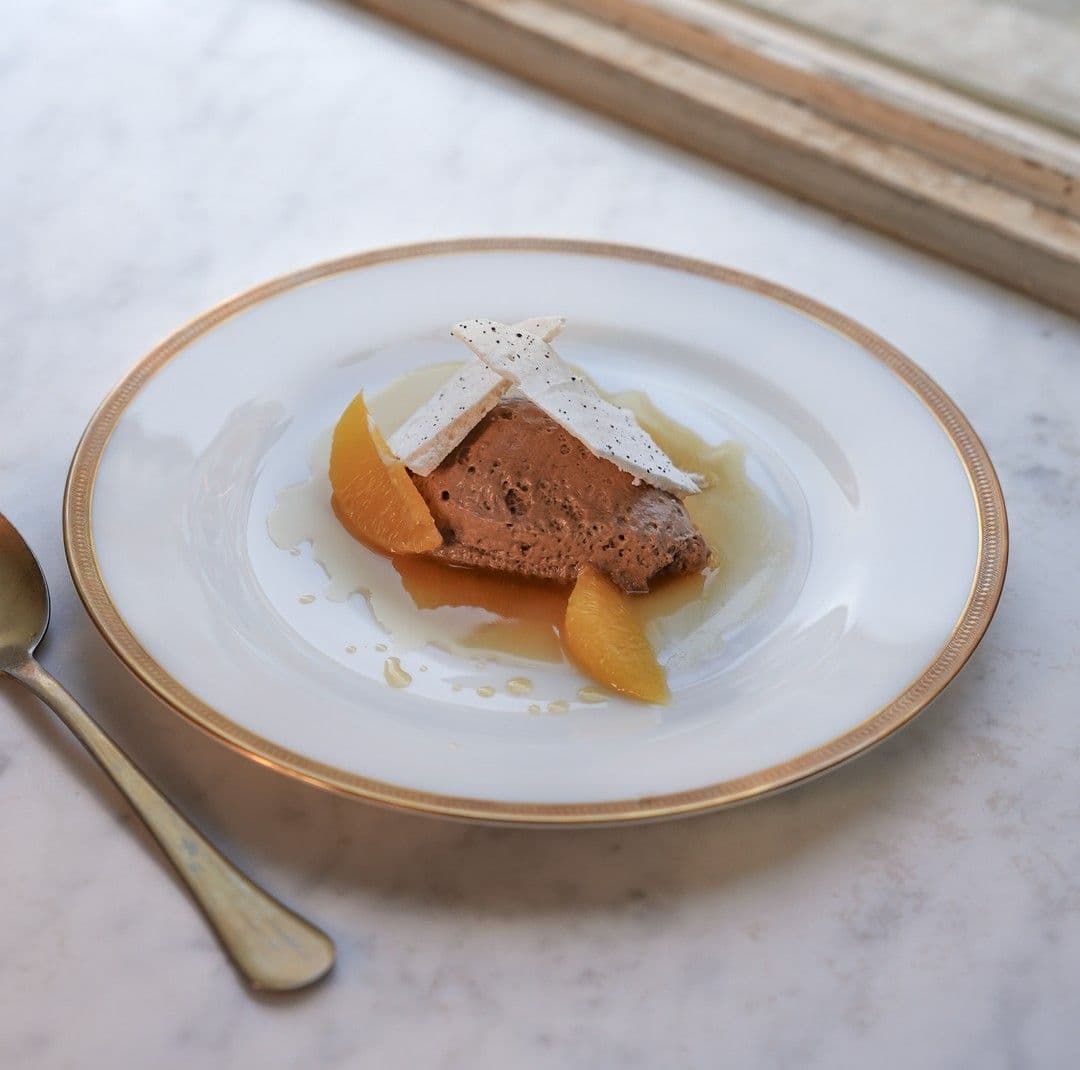 Chocolademousse, suzette saus en krokante meringue.
