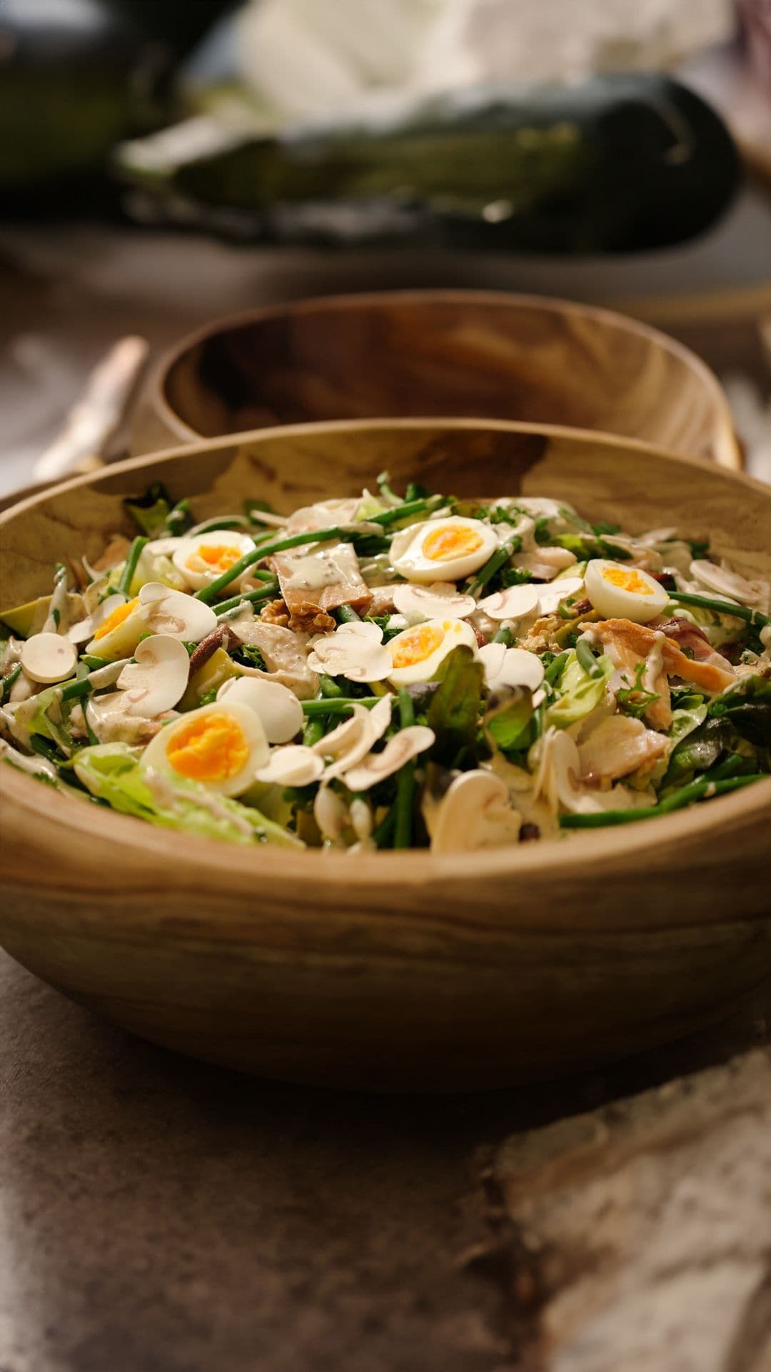 Groene salade met gerookte forel