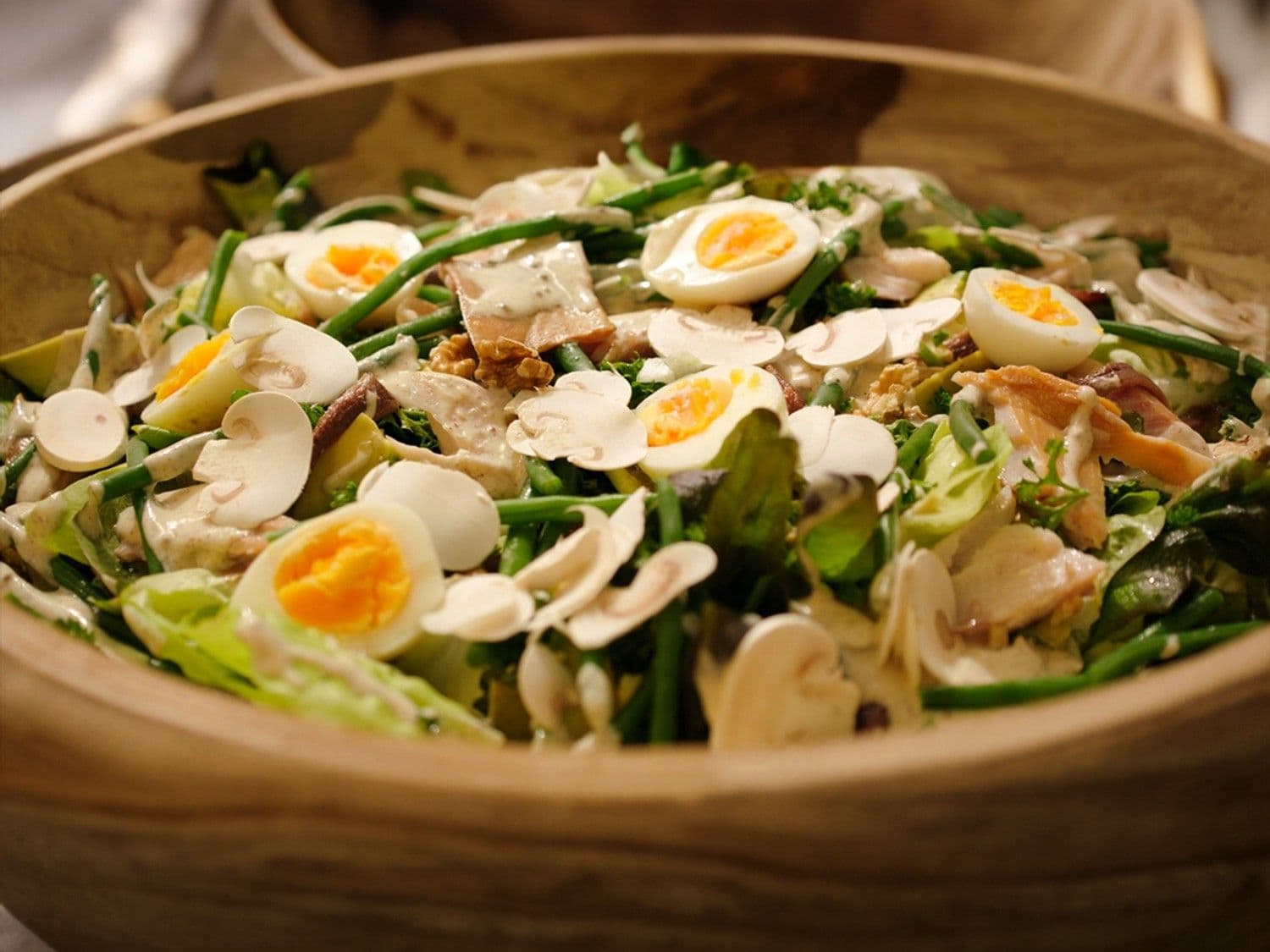 Groene salade met gerookte forel