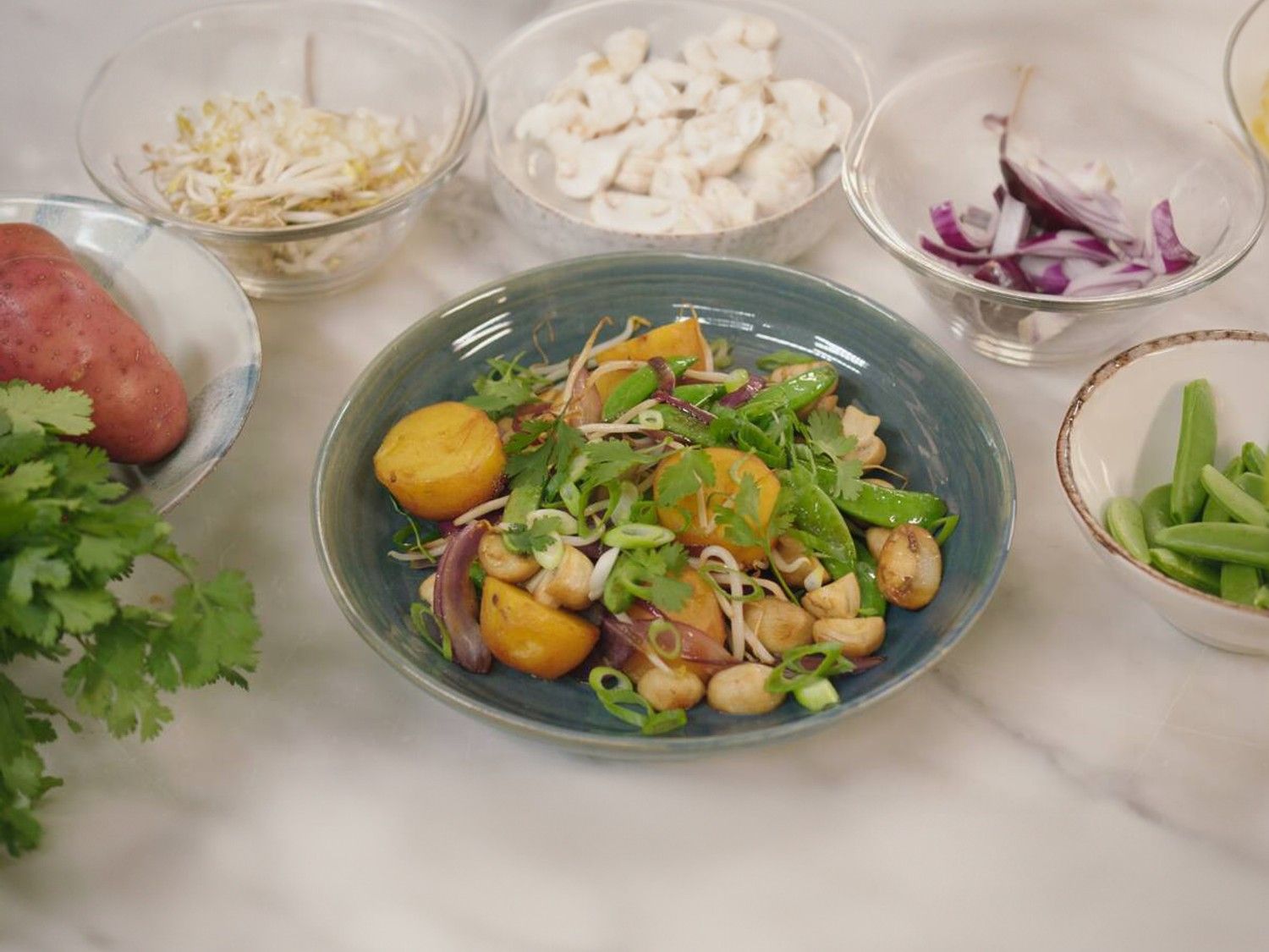 Aardappel in de wok met krokante groenten en woksaus