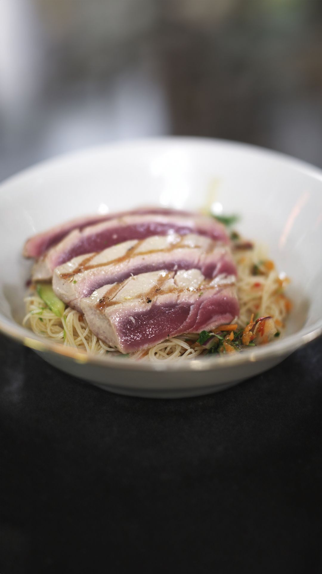 Tonijnsteak met rijstnoedels en een thaise dressing