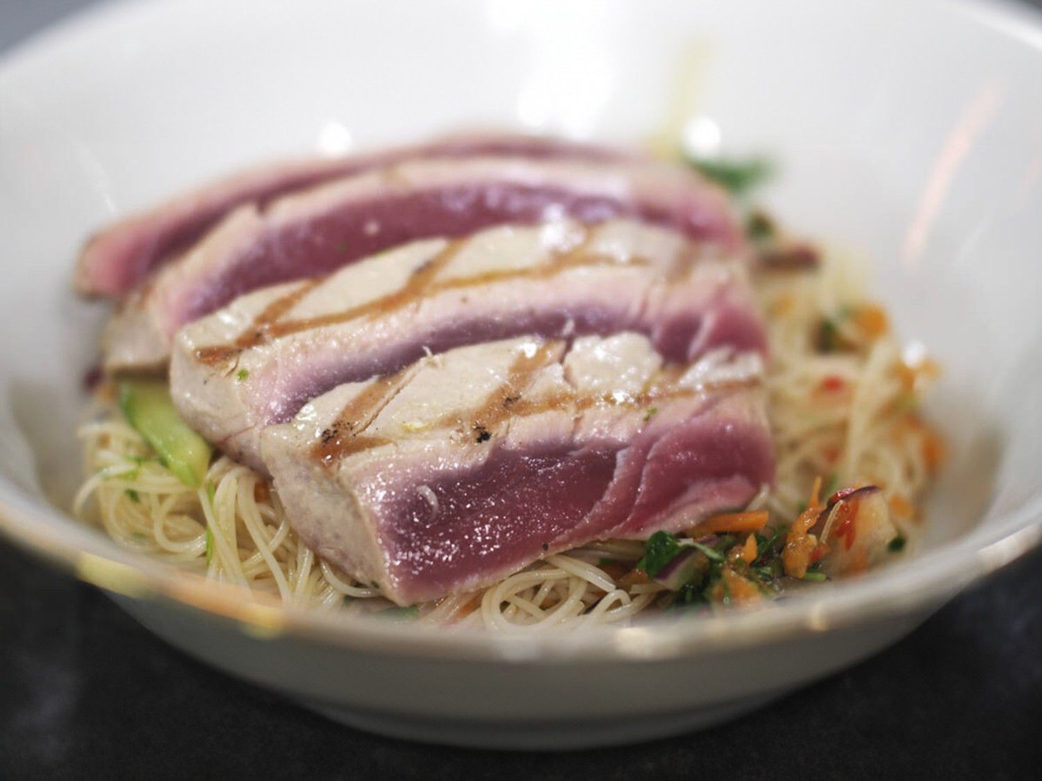 Tonijnsteak met rijstnoedels en een thaise dressing