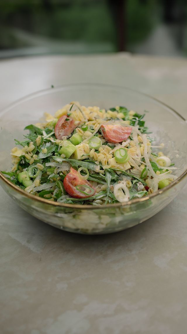 Take-away salade met gestoomde tarwe en komijnkaas