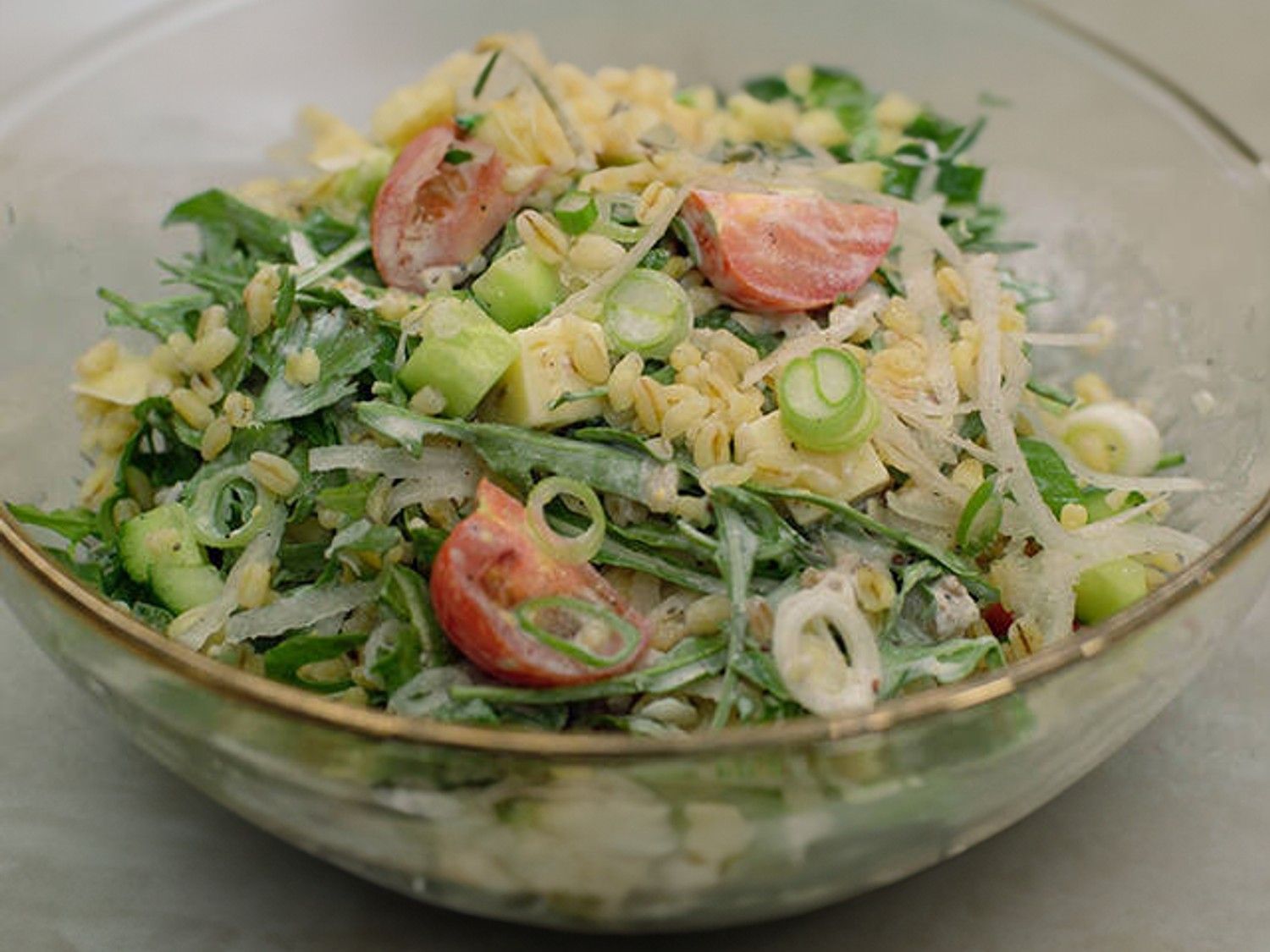 Take-away salade met gestoomde tarwe en komijnkaas
