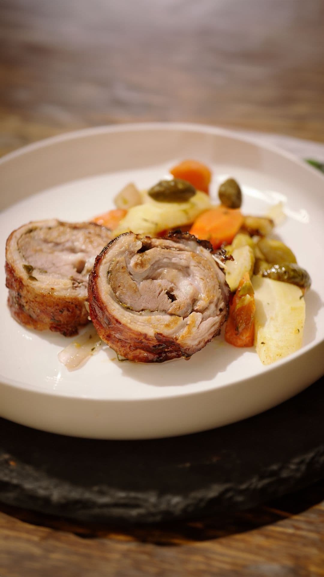 Porchetta op de barbecue met geroosterde groenten
