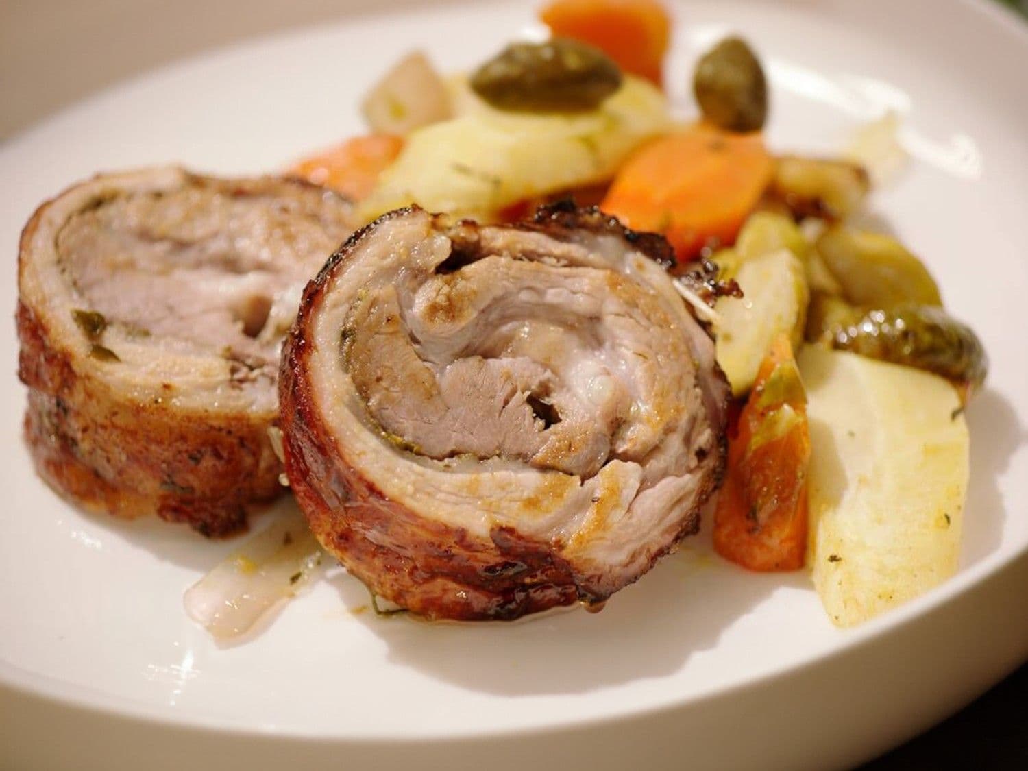 Porchetta op de barbecue met geroosterde groenten