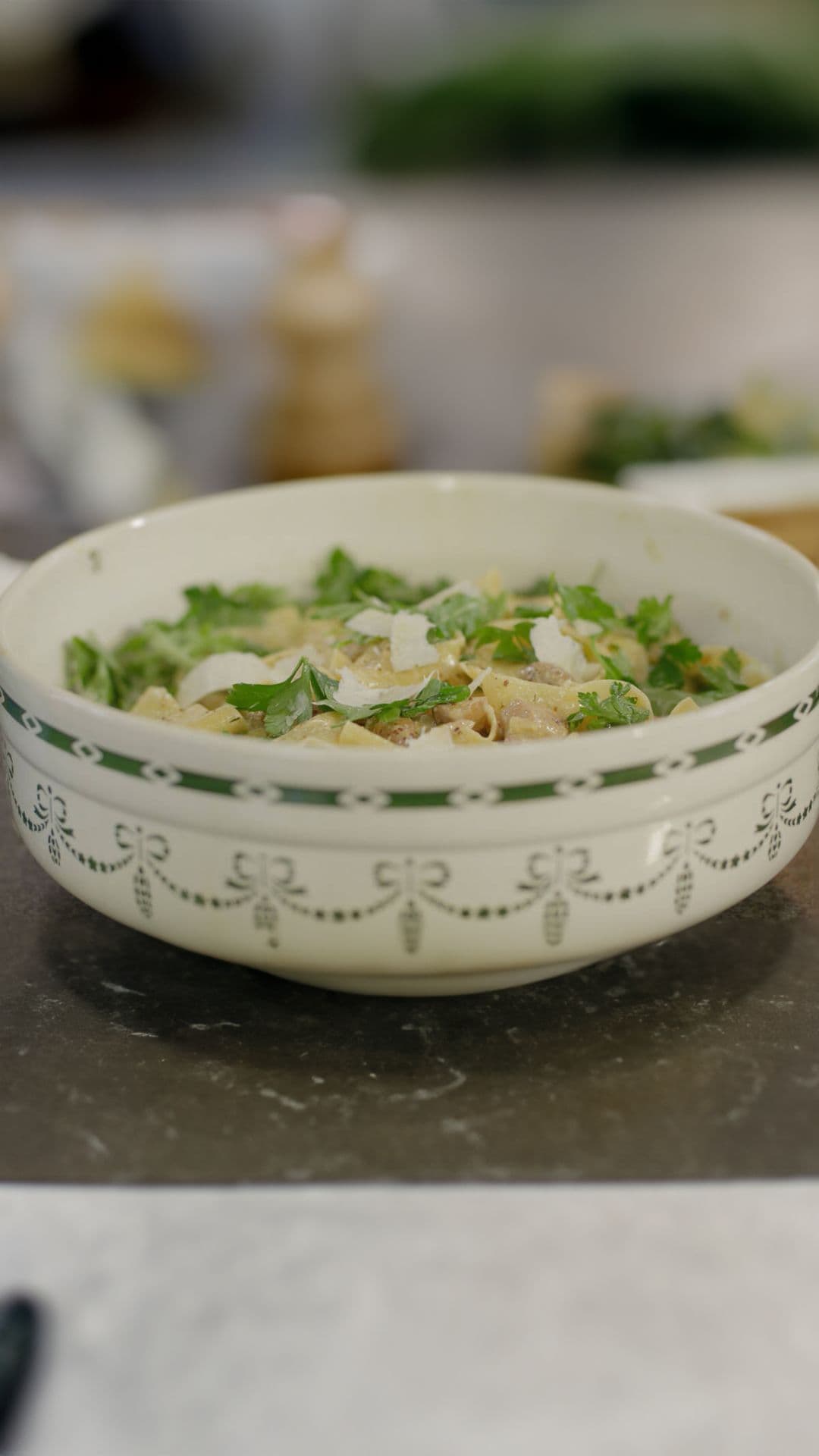 Pappardelle met kalfsvlees, paddenstoelen en rucola