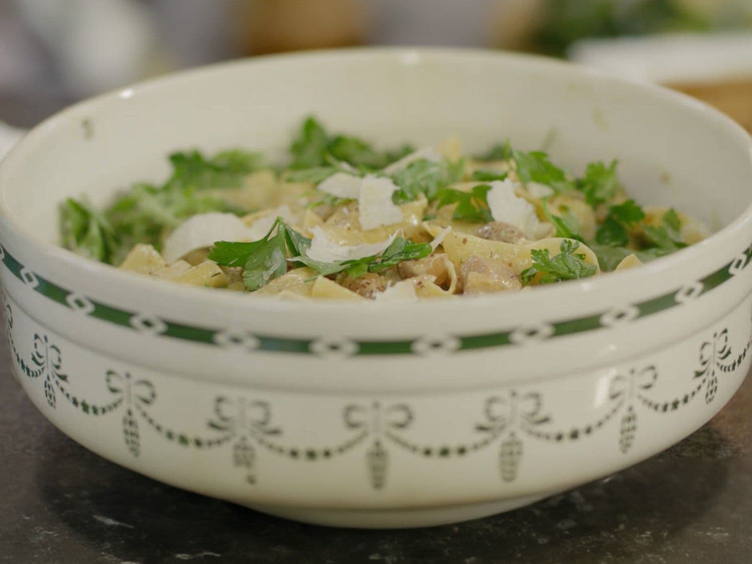 Pappardelle met kalfsvlees, paddenstoelen en rucola