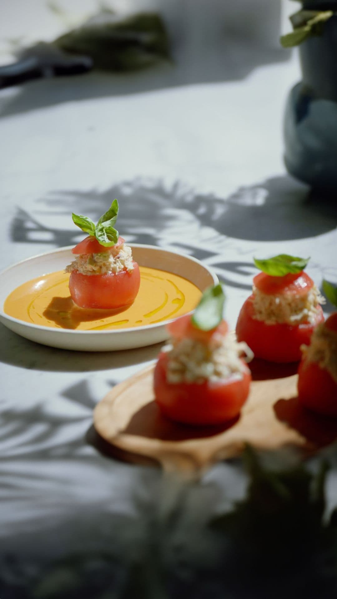 Tomaten met krabsalade en tomatencoulis