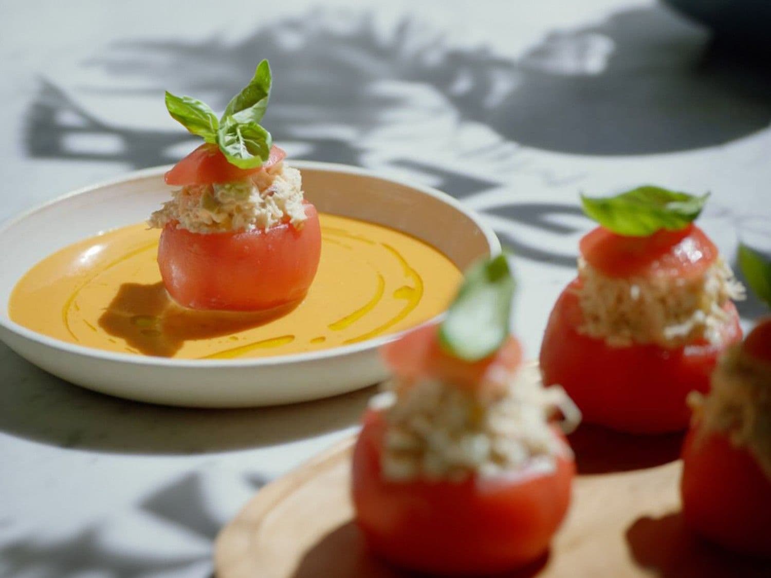 Tomaten met krabsalade en tomatencoulis