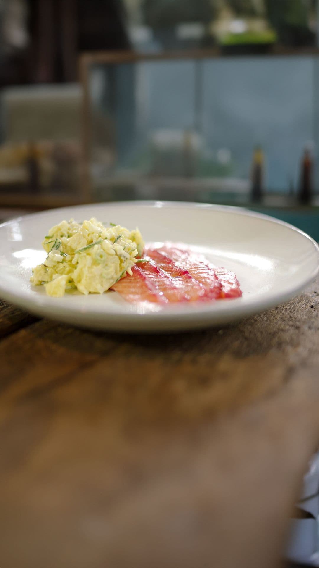 Gravad lax met rode biet en een aardappelsalade