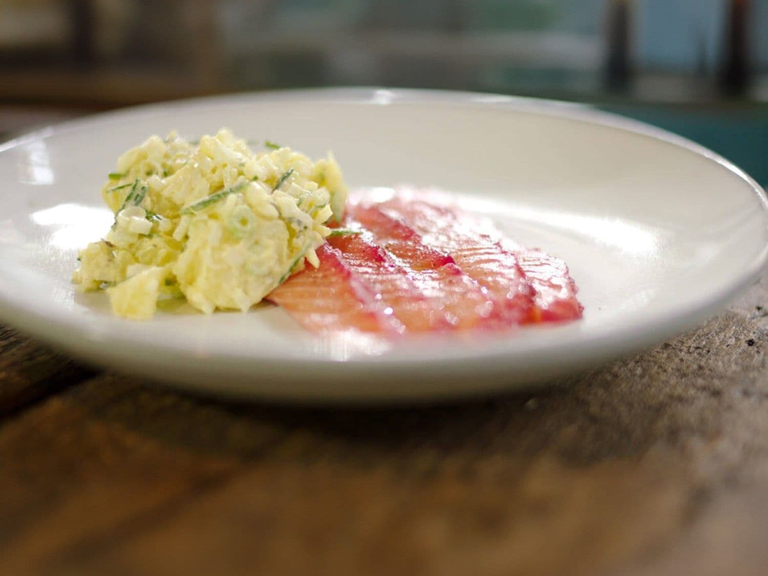 Gravad lax met rode biet en een aardappelsalade