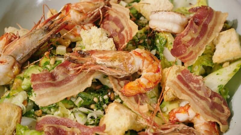 Salade met witloof, gamba's en spek, pesto van peterselie en pijnboompitten