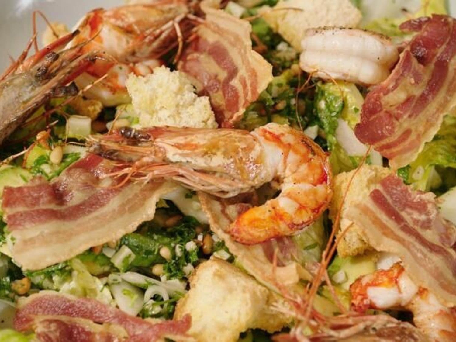 Salade met witloof, gamba's en spek, pesto van peterselie en pijnboompitten