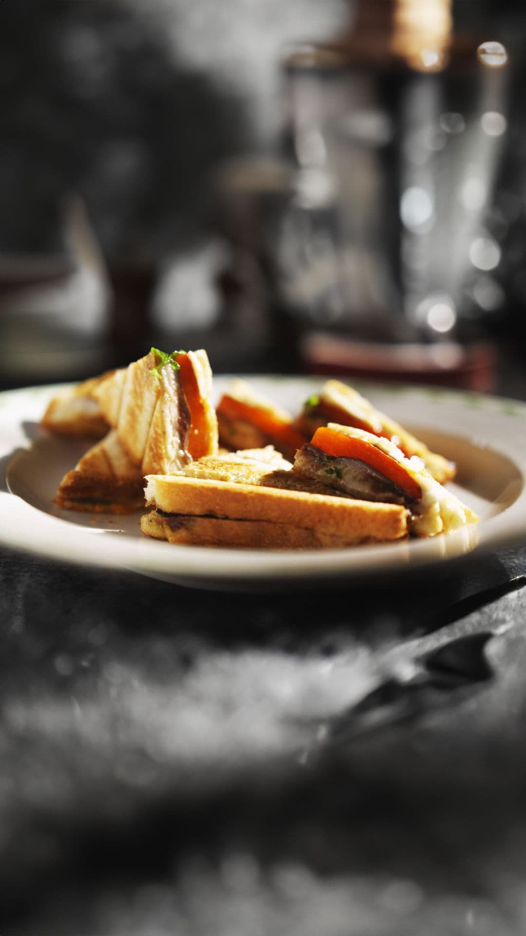 Croque met sardines, paprika en mozzarella