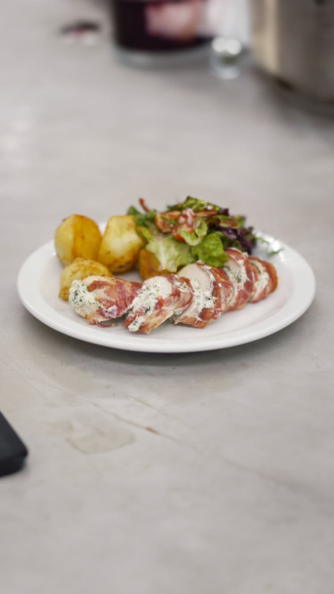 Kipfilet gevuld met kruidenkaas en gemengde sla