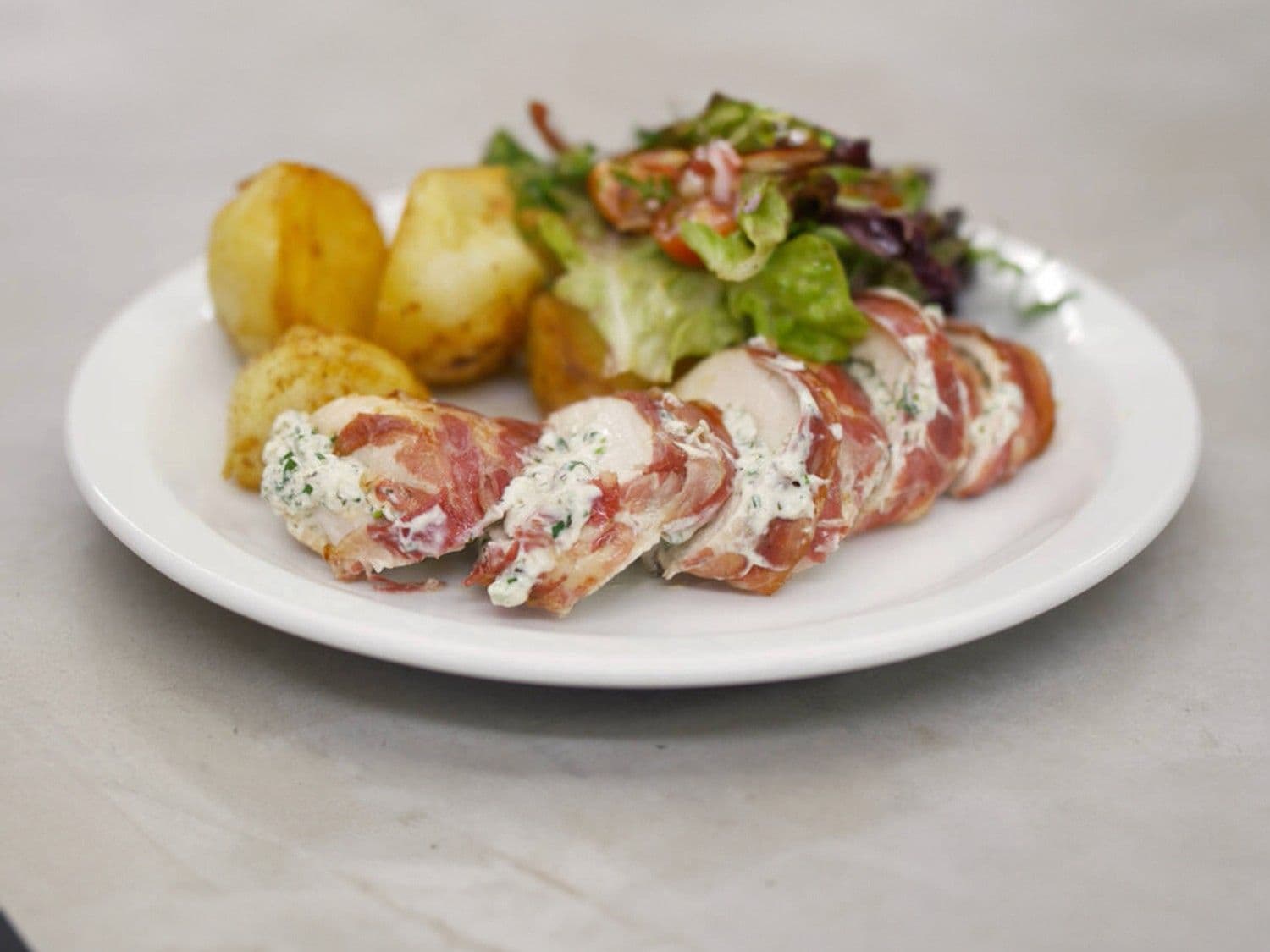 Kipfilet gevuld met kruidenkaas en gemengde sla