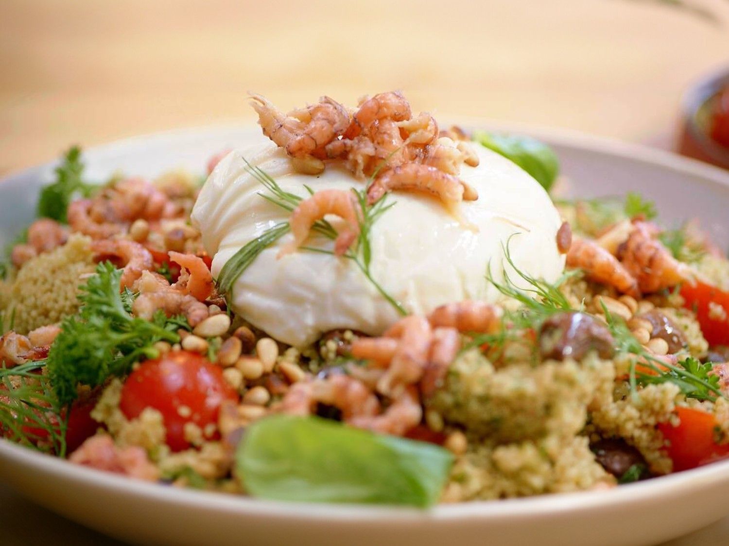 Couscoussalade met salsa verde, burrata en grijze garnalen