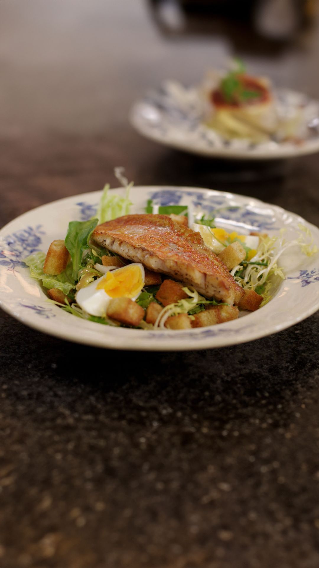 Zeebarbeel met salade, croutons en mosterdvinaigrette