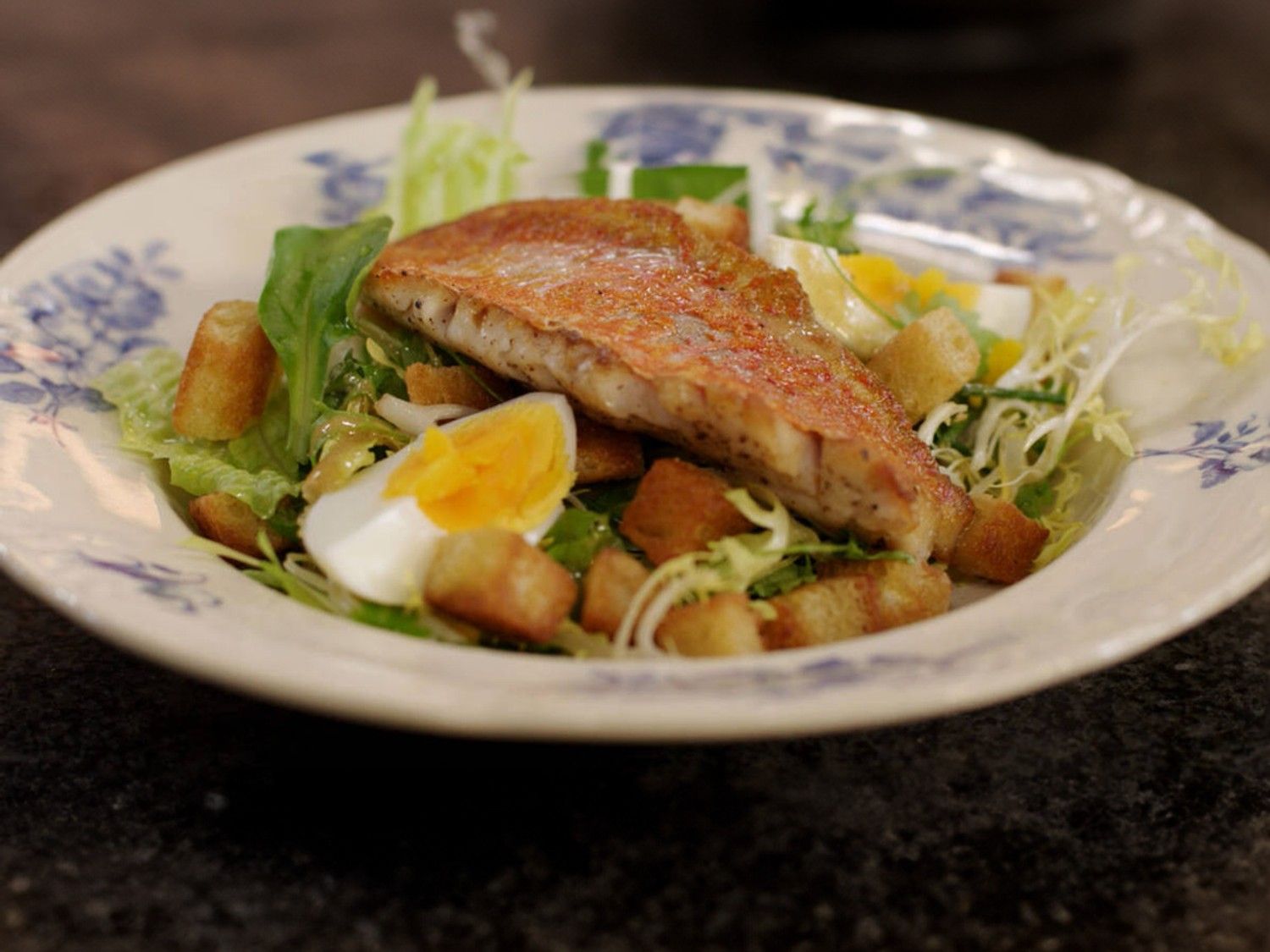 Zeebarbeel met salade, croutons en mosterdvinaigrette