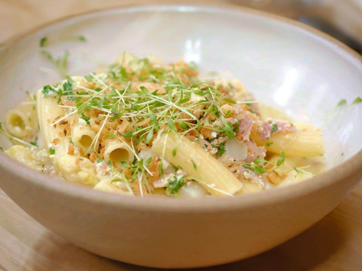 Macaroni met hesp, kaas en asperges