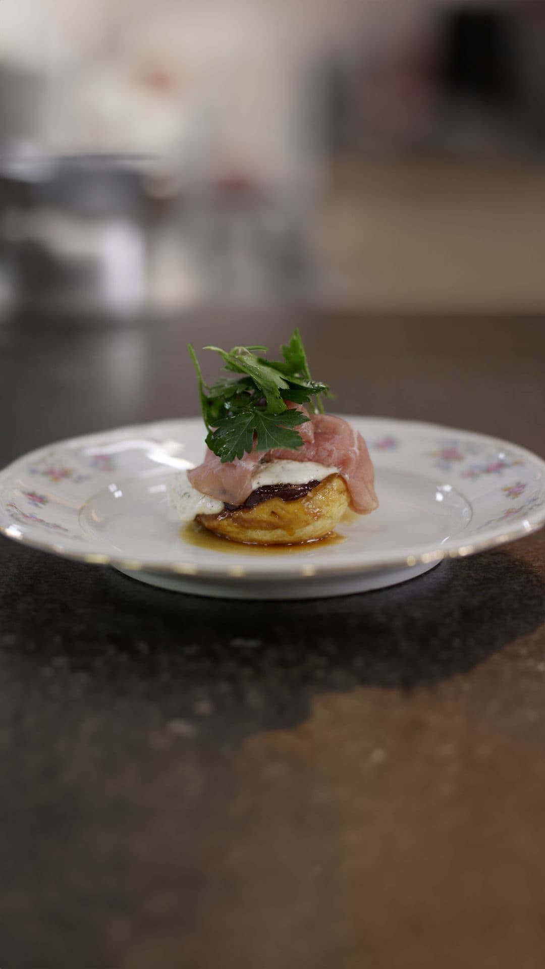 Tarte tatin van ui met geitenkaas en filet d’Anvers