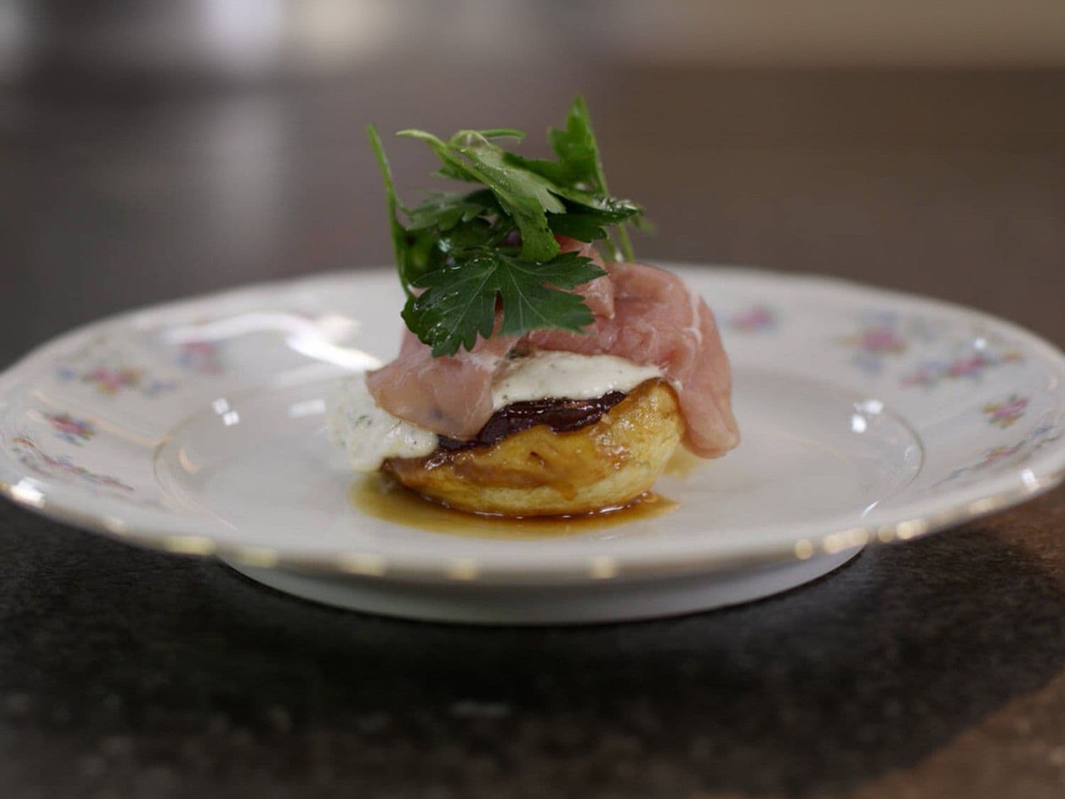 Tarte tatin van ui met geitenkaas en filet d’Anvers