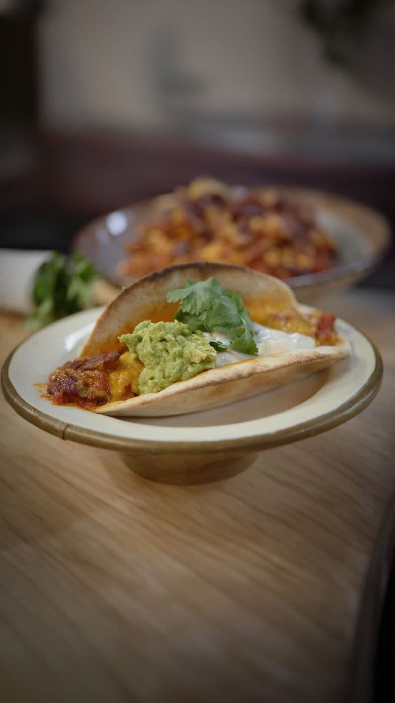 Taco met chili van varkensspiering, cheddar en yoghurtdip