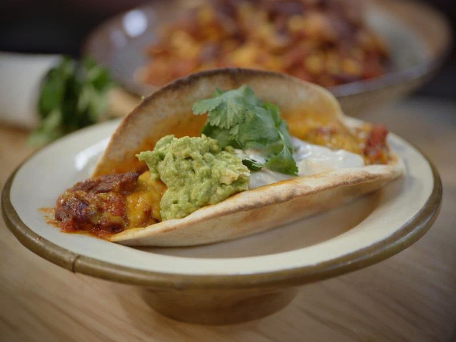 Taco met chili van varkensspiering, cheddar en yoghurtdip