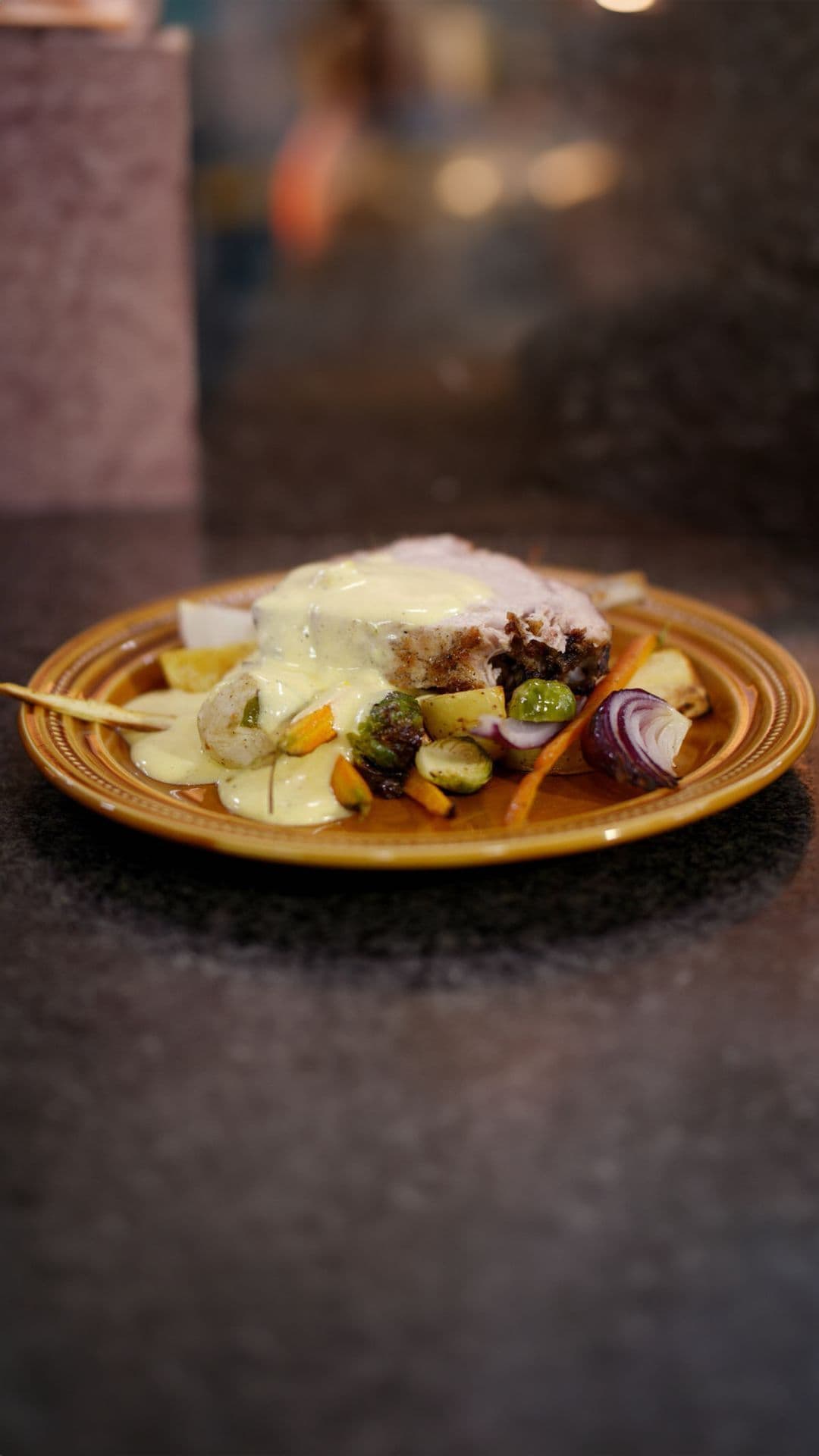Varkenskroon met wintergroenten en picklesmousseline