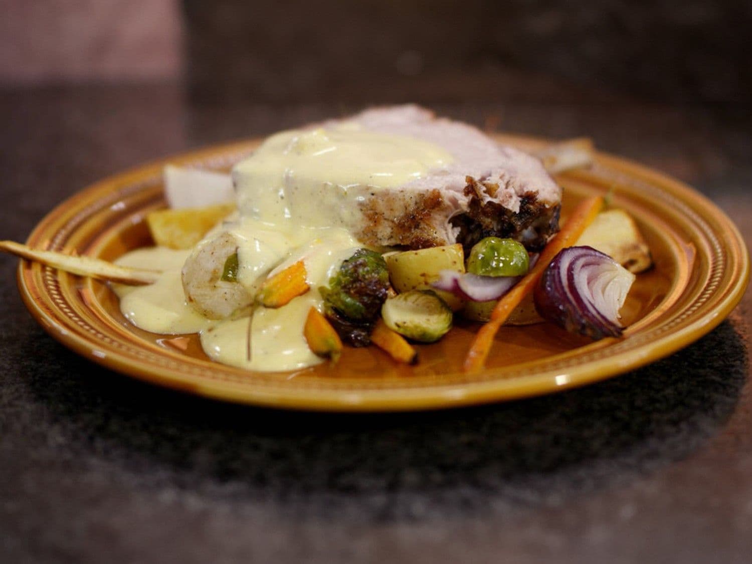 Varkenskroon met wintergroenten en picklesmousseline
